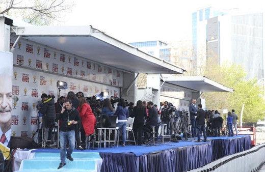 AK Parti Genel Merkezi önünde evet hazırlıkları başladı