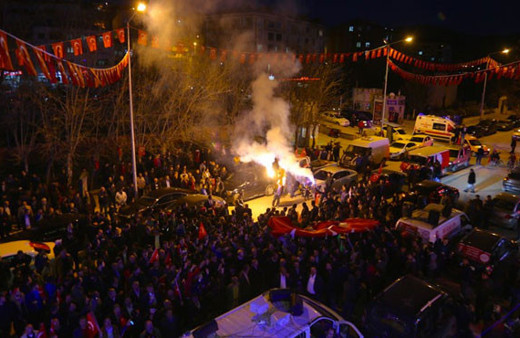 Türkiye'den evet manzaraları Türk bayrağını alan meydana koştu