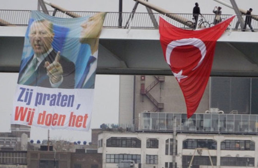 Hollanda’nın göbeğinde evet böyle kutlandı! Göğüslerini gere gere 