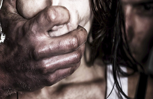 Lezbiyen olduğunu açıklayan kızına tecavüz etti