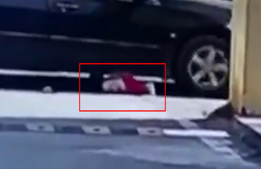 Dikkatsiz sürücü küçük kızı ezdi! +18