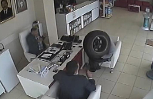 Araçtan kopan tekerlek eczaneye böyle daldı!