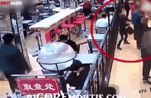 Yemek sırasında defalarca bıçakladı