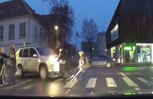 Yardım edeyim derken yaşlı kadını canından edecekti