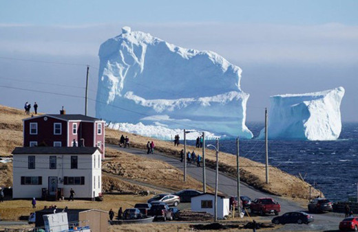 Yüzen buz dağları turizmi patlattı