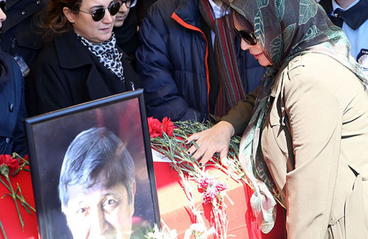 Hülya Koçyiğit Akçatepe'nin tabutunun başında...