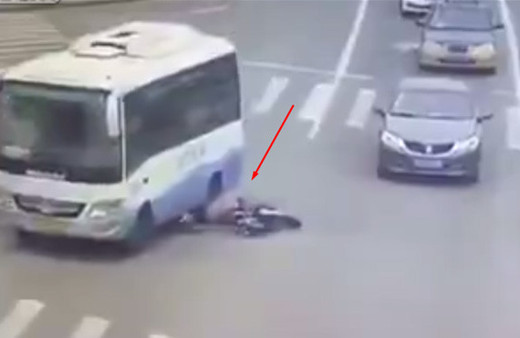 Motosiklet sürücüsünün feci ölümü kamerada