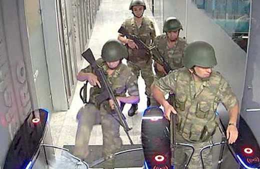 FETö'cü askerler TRT binasından bakın nasıl kaçmış!