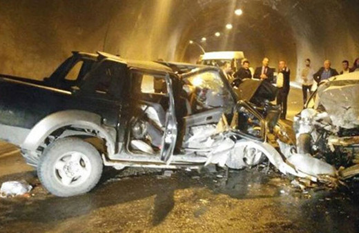 Artvin'de tünelde iki araç kafa kafaya çarpıştı: 3 ölü