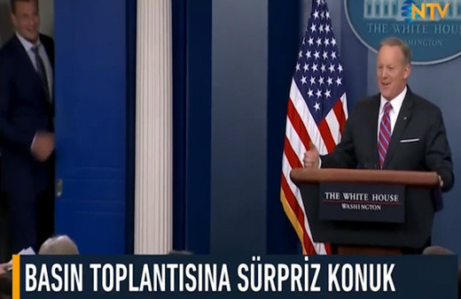 Beyaz Saray'da basın toplantısına sürpriz konuk