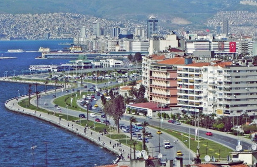 Manisa depremi İzmir'i fena salladı şehir sokakta!