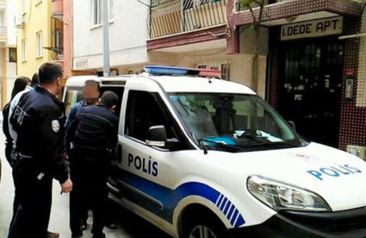 Öğle yemeği için eve geldi yatak odasına girince...