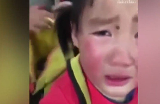 Gözyaşlarının sebebini öğrenince çok duygulanacaksınız!