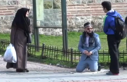 Ahsen Tv muhabiri el açıp dilendi