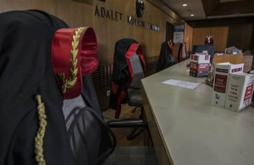 Ağır ceza hakimi rüşvetten tutuklandı