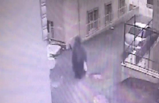 Bebeğin sokağa bırakılma anı güvenlik kamerasında