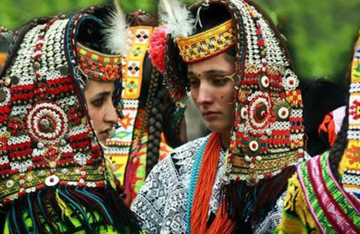 Bu toplumda kadınlar erkeklere başlık ödüyor