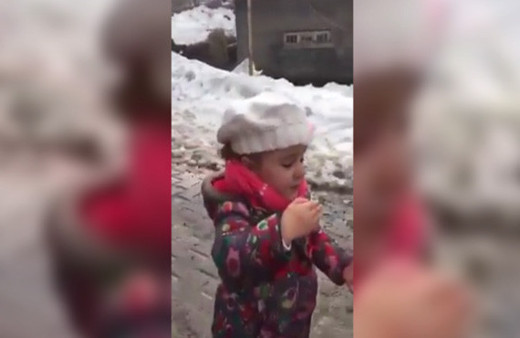 'Ölürüm Türkiyem' türküsünü seslendiren küçük kız