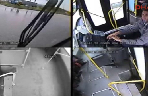 Halk otobüsü ile TIR'ın çarpıştığı kaza anı kamerada