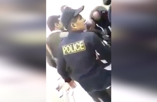 Mısır'da peçeli kadına polis şiddeti