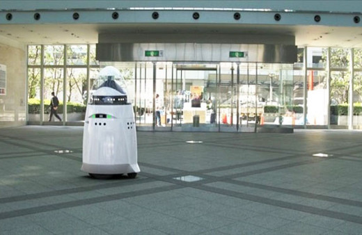 Sarhoş adam devriye gezen robotu dövdü