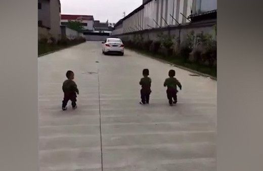 İşe giden babalarından ayrılmak istemeyen üçüzler