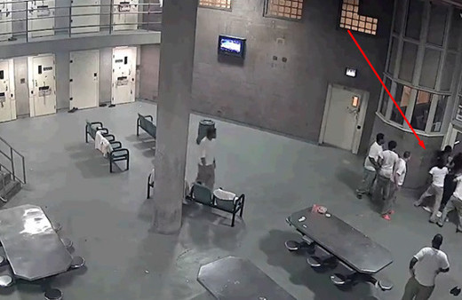 Mahkumlar gardiyana böyle saldırdı