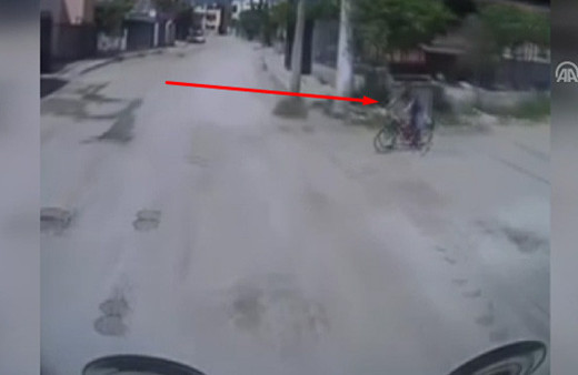 Minibüsün bisikletli çocuğa çarpma anı kamerada