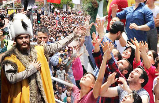 Birbirlerini ezdiler izdiham yarattılar bakın ne için