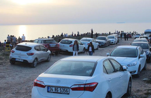 Tatilciler Bozcaada'ya akın etti!
