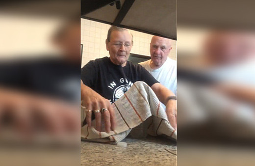 Yaşlı kadın eşine öyle bir şaka yaptı ki...