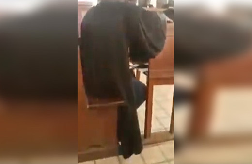 Mahkeme salonunda skandal görüntüler