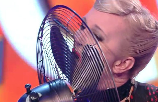 Diliyle vantilatör durdurarak dünya rekoru kırdı!