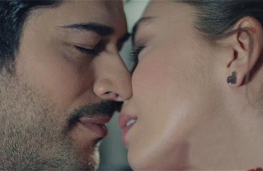 Kara Sevda dizisinde fena hata izleyenler hemen fark etti