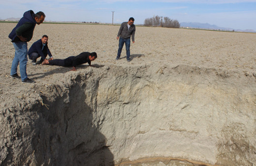 Konya'da tarlaya giden çiftçi dehşete düştü 40 metre çapında