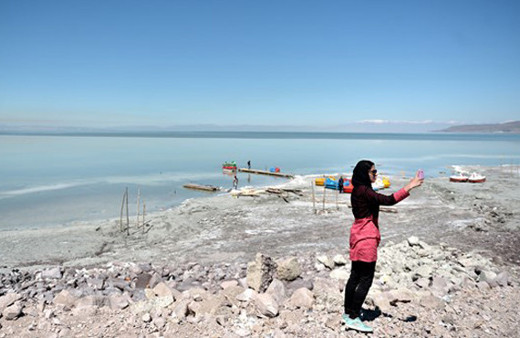 Dev göl kurudu tuz gölüne dönüştü