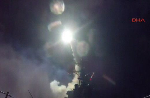 Tomahawk  füzelerinin ABD savaş  gemisinden fırlatış görüntüsü