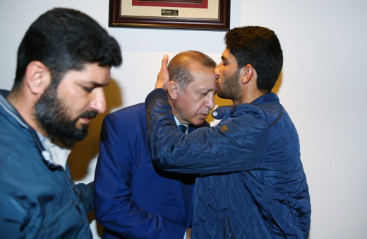 Sarın gazıyla öldürülen ikizlerin babası Erdoğan ile buluştu