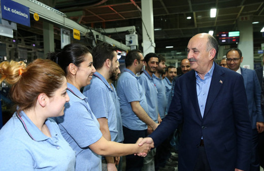 Mehmet Müezzinoğlu 1 Mayıs'ı işçilerle kutladı