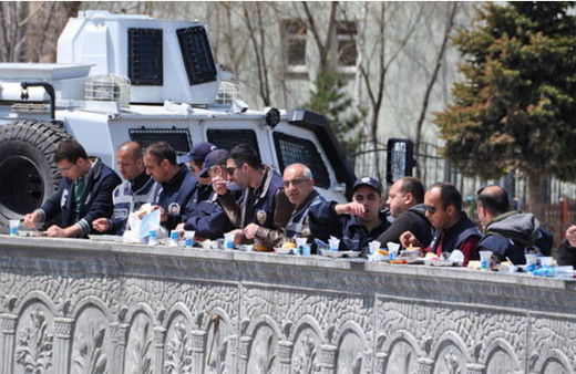 1 Mayıs'ın en ilginç görüntüsü polisler...