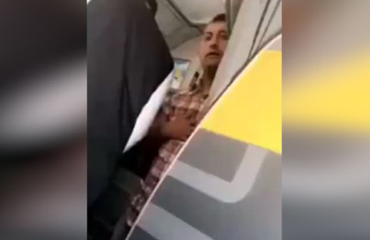 Uçakta olay çıkaran yolcuya öldüresiye dayak!