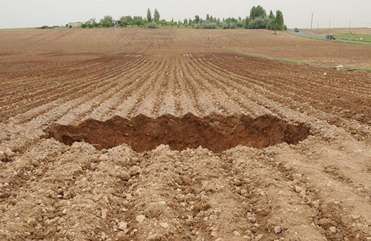 Tarlanın ortasında oluşan dev obruk korkuttu