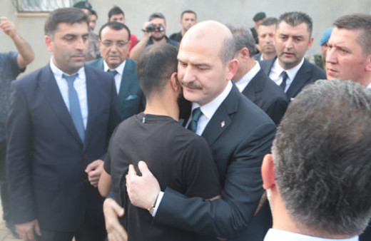 Soylu'dan panzerin ezdiği çocukların ailesine ziyaret