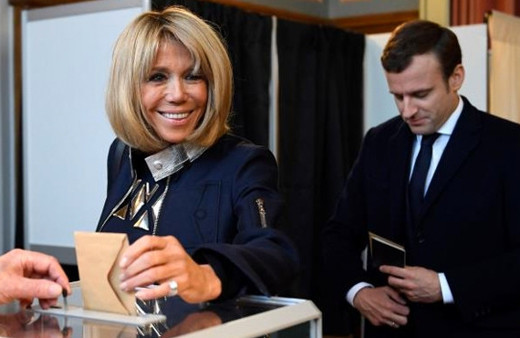 Fransa'nın 65'lik first ladysi estetik yığını çıktı!