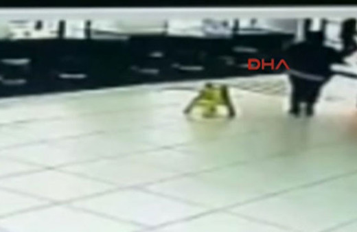 Suriyeli çocuğa sıcak su atan restoran çalışanı kamerada