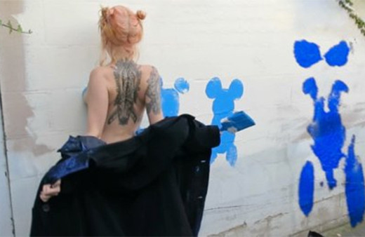 Çıplak vücuduyla duvarlara resim yapan sanatçısı