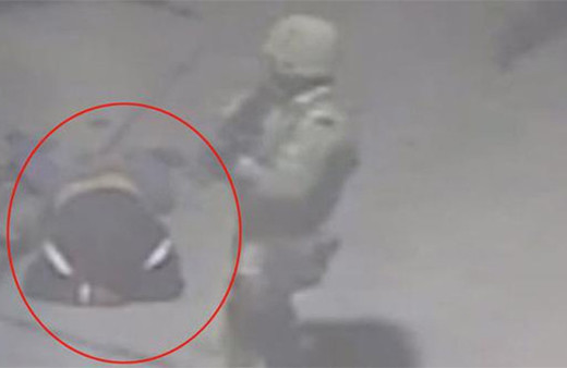 Askerlerin bir kişiyi öldürme anı kamerada