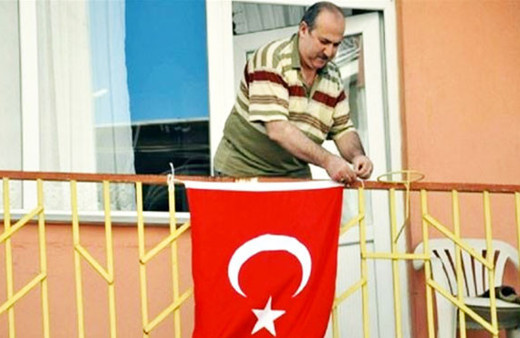 'Bayrak asan dayı' yine gündemde! Bakın bu sefer ne astı