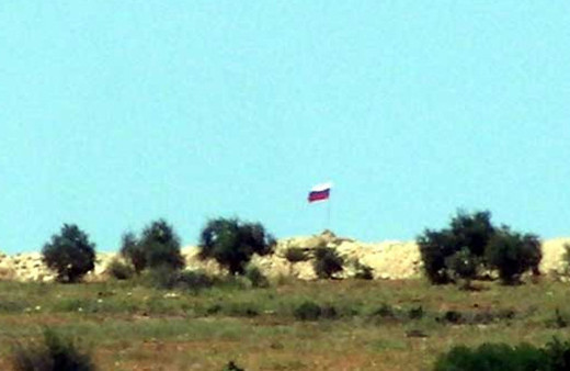 Suriye sınırına Rus bayrağı çekildi, asker alarma geçti