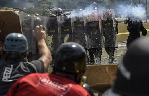 Ne taş ne molotof polise ne attıklarını hayal bile edemezsiniz!